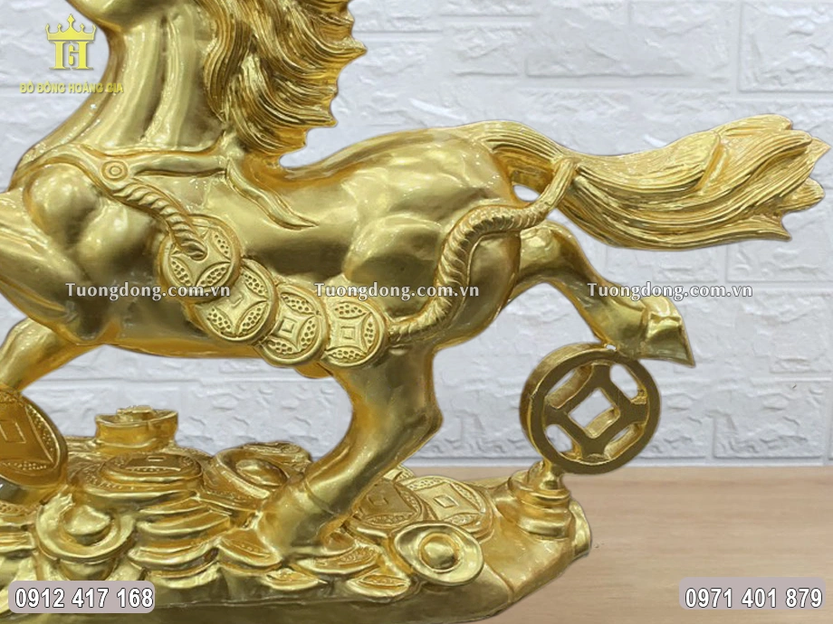 Đồng xu lớn đỡ chân sau của ngựa